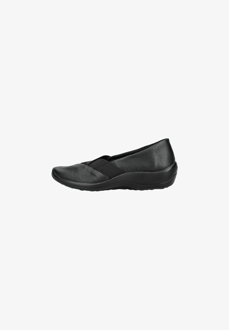 Chaussure noire sans lacets avec une sangle élastique croisée, bout arrondi et semelle rembourrée, conçue pour le confort et un usage décontracté.