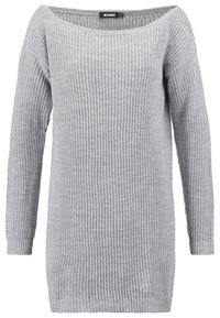 Robe-pull en maille gris clair à manches longues avec poignets et ourlet côtelés, large encolure ronde et motif texturé.