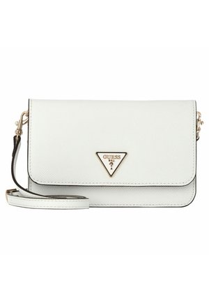 Witte Guess crossbodytas met gouden driehoekige logoplaat en afneembare schouderriem op een witte achtergrond.