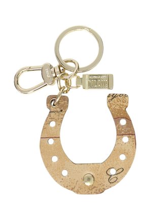 Portachiavi a forma di ferro di cavallo dorato con design inciso, attaccato a un anello rotondo e a un ciondolo rettangolare con testo descrittivo.