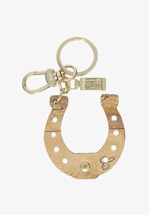 Portachiavi a forma di ferro di cavallo dorato con design inciso, attaccato a un anello rotondo e a un ciondolo rettangolare con testo descrittivo.