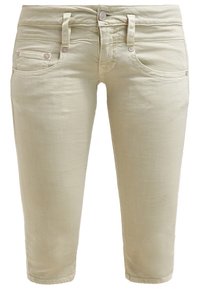 Vaaleanbeige lyhyet farkut, joissa on sileä pinta, viisi taskua ja metalliset napit. Slim fit -malli, jossa on vyölenkit.