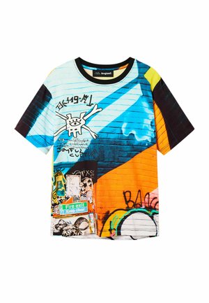 T-shirt à manches courtes avec un design multicolore comprenant des sections bleu, orange et noir, avec des motifs et impressions de style graffiti.