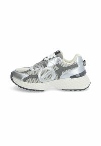 Baskets de sport avec une tige en mesh et en synthétique, présentant des accents argentés, des superpositions grises, une semelle texturée et une semelle intermédiaire blanche épaisse et rembourrée.