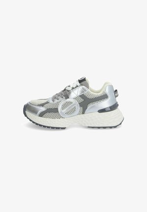 Sportlicher Sneaker mit einem Obermaterial aus Mesh und Synthetik, ausgestattet mit silbernen Akzenten, grauen Überzügen, einer strukturierten Sohle und einer gepolsterten, klobigen weißen Zwischensohle.