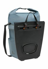 Blauwe waterdichte tas met een rol-top ontwerp, zwarte plastic achterpaneel, verstelbare schouderbanden en een zijvak voor opslag.