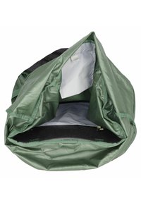 Sac de camping vert avec un extérieur imperméable, un intérieur spacieux et une doublure grise. Il présente une texture lisse et des bords renforcés.