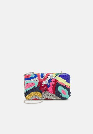 Rechthoekige clutch met zilveren ketting, voorzien van kleurrijke abstracte pailletten- en kralenpatronen op een witte achtergrond.