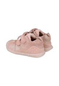 Scarpe in camoscio rosa con finitura glitter, dotate di cinturini con chiusura a strappo, rivestimento morbido e suola in gomma testurizzata. Branding Biomecanics visibile.