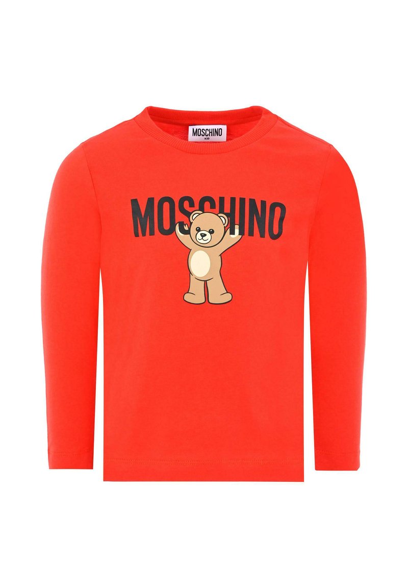Rode langemouwen T-shirt van katoen, met een berenafbeelding en "MOSCHINO"-tekst in zwart. Zachte textuur en ronde hals.