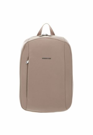 Sac à dos en cuir beige avec surface texturée, forme rectangulaire arrondie, poignée supérieure, et accents de fermeture éclair argentés.