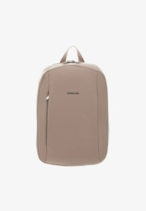 Sac à dos en cuir beige avec surface texturée, forme rectangulaire arrondie, poignée supérieure, et accents de fermeture éclair argentés.