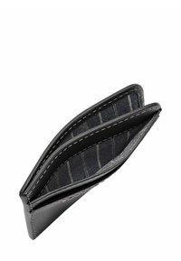 Portefeuille en cuir noir avec une finition texturée, doté d'une doublure intérieure à carreaux bleus et gris et de coutures contrastantes le long des bords.