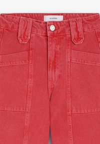 Pantalon en denim rouge avec poches plaquées à l'avant, passants de ceinture, bouton en métal et étiquette de la marque Scalpers sur la ceinture.