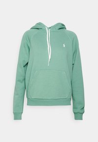 Sudadera verde hecha de tejido suave, con un bolsillo canguro, capucha con cordón, puños acanalados y un pequeño logo en el pecho.