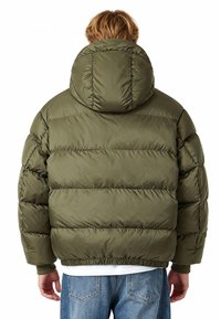 Giacca imbottita verde oliva con cappuccio, caratterizzata da sezioni trapuntate e polsini elasticizzati. Realizzata in materiale liscio e leggero.