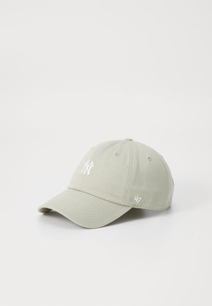 Hellgrüne Baseballmütze aus Stoff mit strukturiertem Finish, ausgestattet mit weißem gesticktem Logo und kleinem Etikett an der Seite.