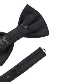 Svart fluga i strukturerad polyester med ett mönstrat yttre. Har ett avtagbart band med en plastspänne för justering.