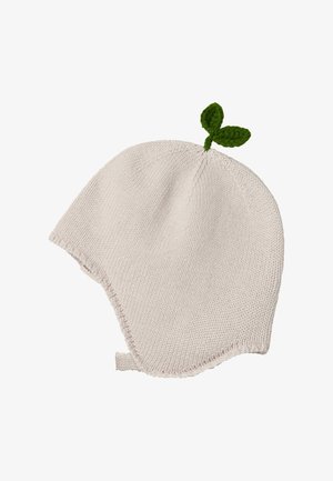 Απαλό, πλεκτό λευκό βρεφικό σκουφάκι με καπάκια για τα αυτιά και διακόσμηση πράσινου βλαστού στην κορυφή σε λευκό φόντο.