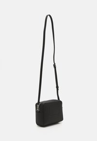 Borsa a tracolla nera realizzata in materiale testurizzato, con forma rettangolare, chiusura a zip e tracolla regolabile.