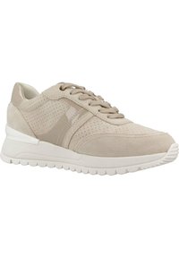 Zapatilla deportiva beige hecha de ante con diseño perforado, que presenta acentos suaves y una suela de goma, mostrando una silueta de perfil bajo.