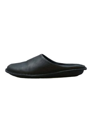 Pantofole nere in pelle senza lacci con punta chiusa e retro aperto, suola piatta, progettate per uso interno.