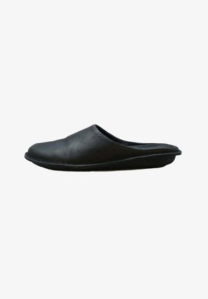 Pantofole nere in pelle senza lacci con punta chiusa e retro aperto, suola piatta, progettate per uso interno.