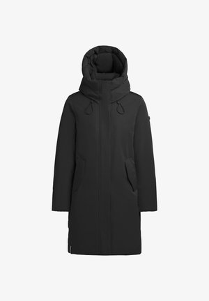 Čierny dlhý kabát s vysokým golierom a kapucňou, vybavený dvoma prednými vreckami a rovný strih, vyrobený z texturovanej, izolačnej látky.