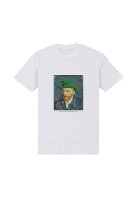 Biała koszulka z nadrukiem przedstawiającym mężczyznę w zielonym kapeluszu, otoczonego wirującym, niebieskim tłem, z napisem "SŁODKIEGO DNIA ŚWIĘTEGO PATRYKA" poniżej.