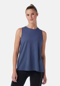 Débardeur sans manches bleu avec un tissu texturé, encolure ronde et coupe ample. Présente un petit logo en accent au bas.