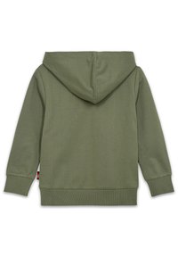 Olivgrön huvtröja av mjuk bomull. Har en känguruficka, ribbade ärmslut och en ren baksida med en subtil textur.