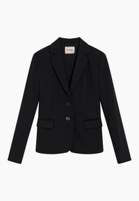 Blazer noir sur mesure avec col à revers, deux boutons sur le devant, poches à rabat et manches longues sur fond blanc.