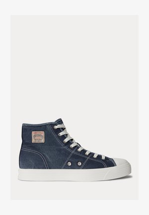 Marineblauwe hoge canvas sneaker met witte veters, rubberen zool en neuskap, met een Polo Country Ralph Lauren-logo op de zijkant.