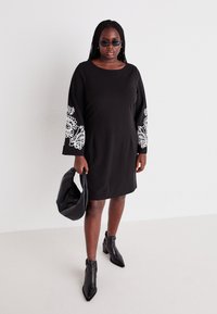 Vero Moda Curve VMCGIRA SHORT DRESS  - Dzsörzéruha - black/white