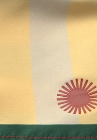 Tela con rayas amarillas y crema, que presenta una forma de sol texturizada en color marrón y un dobladillo verde, detallada con costuras rojas.
