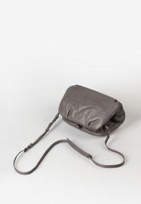 Borsa a tracolla in pelle grigia con una texture morbida e spiegazzata, chiusura a patta e tracolla regolabile. Presenta una forma arrotondata e delicati accenti metallici.