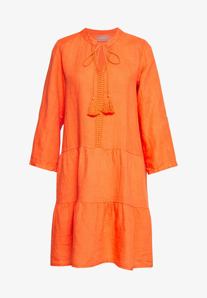 Robe longue en lin orange vif à manches longues, jupe à volants, liens à pompons au décolleté en forme de trou de serrure et bordure texturée discrète sur le devant.