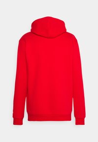 Sudadera con capucha roja, de manga larga, hecha de un tejido suave. Presenta un diseño sencillo y un ajuste ceñido en los puños y el dobladillo.