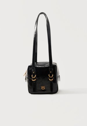 Czarna, błyszcząca, skórzana kwadratowa torebka z długimi paskami, złotymi metalowymi ozdobami w formie pierścieni, suwakiem oraz małym złotym logo na przodzie.