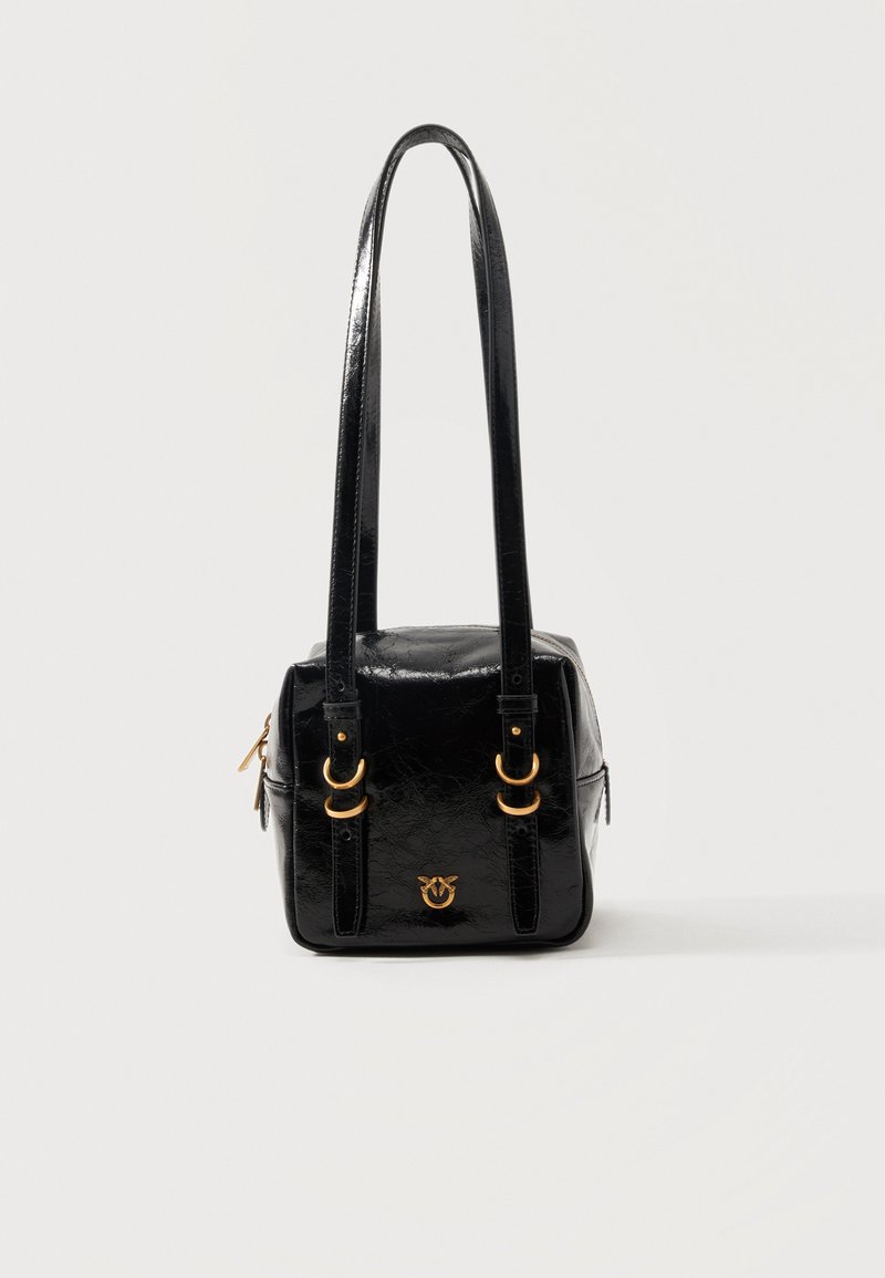 Juoda blizgi odinė kvadratinė rankinė su ilgomis petnešėlėmis, auksiniais metaliniais žiedais, užtrauktuku ir mažu auksiniu logotipu priekyje.