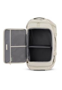 Borsa da viaggio di colore chiaro con un compartimento con zip aperto, caratterizzata da un interno grigio, divisori e una texture di tessuto liscia.