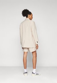 Jack & Jones JORDAYTON OVERSIZED SHORTS SUIT - Costume - feather gray