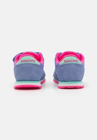 Saucony superge z modrim nubukovim zgornjim delom, roza in vijoličnimi poudarki ter večbarvnim podplatom. Imajo oblazinjen ovratnik za udobje.