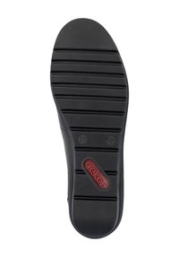 Semelle de chaussure noire avec un motif texturé et strié ; comporte un logo rouge et une indication de taille. Matériau en caoutchouc durable pour une traction et une adhérence.
