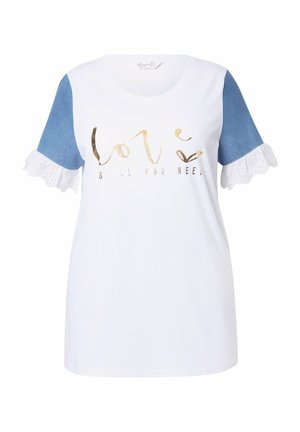 T-shirt bianca con maniche corte in denim blu e rifiniture in pizzo bianco, testo in oro che dice "L'amore è tutto ciò di cui hai bisogno" sul davanti.