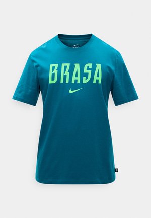 Τυρκουάζ κοντομάνικη μπλούζα Nike με νεον πράσινο κείμενο "BRASA" και λογότυπο Nike Swoosh στο κέντρο του στήθους.