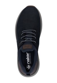 Sneakers bleu foncé avec une tige en daim, des lacets à motifs, une semelle rembourrée et un accent en cuir marron au niveau du talon. Logo de la marque visible à l'intérieur.