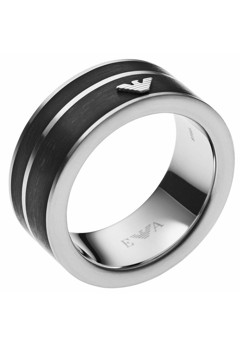 Svart och silver ring med en slät, matt yta; har silverränder och en liten präglad logotyp på framsidan. Insidan är märkt med varumärket.