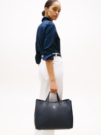 Borsa a tote in pelle blu navy con finitura testurizzata e manici superiori doppi, caratterizzata da un accento in logo argentato sulla parte anteriore.