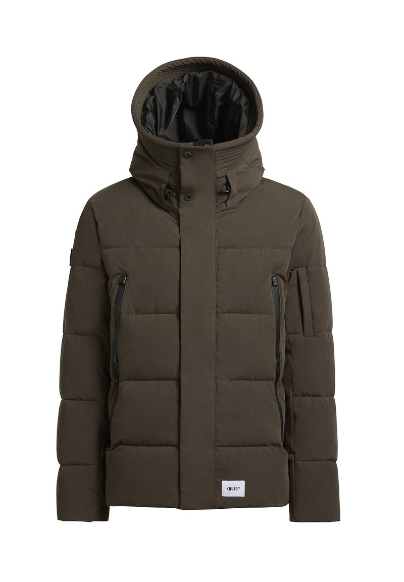 Olivgrüne gepolsterte Jacke mit hochgeschlossenem Kragen, Reißverschluss-Seitentaschen und schwarz gefüttertem Innenfutter. Mit Druckknöpfen und Logo-Patch.